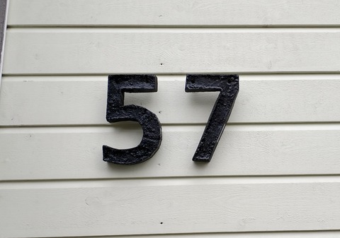 Støpte nytt husnummer i betong og hang ved siden av ytterdøra.
