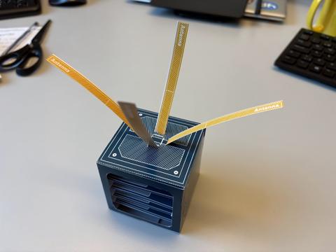 Jeg lagde med Inkscape en ny aktivitet der du lærer om delsystemene til en satellitt gjennom å brette en.